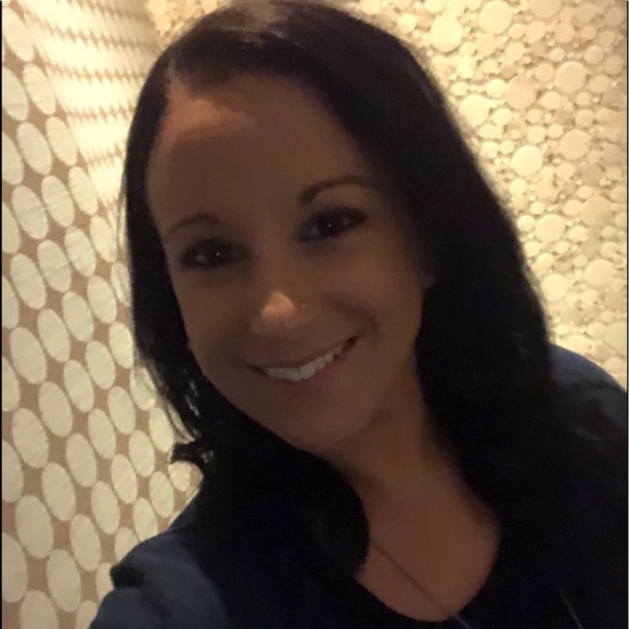 👋🏼  Meet your Posher, Jacqueline 🤗 - Picture 2 of 3